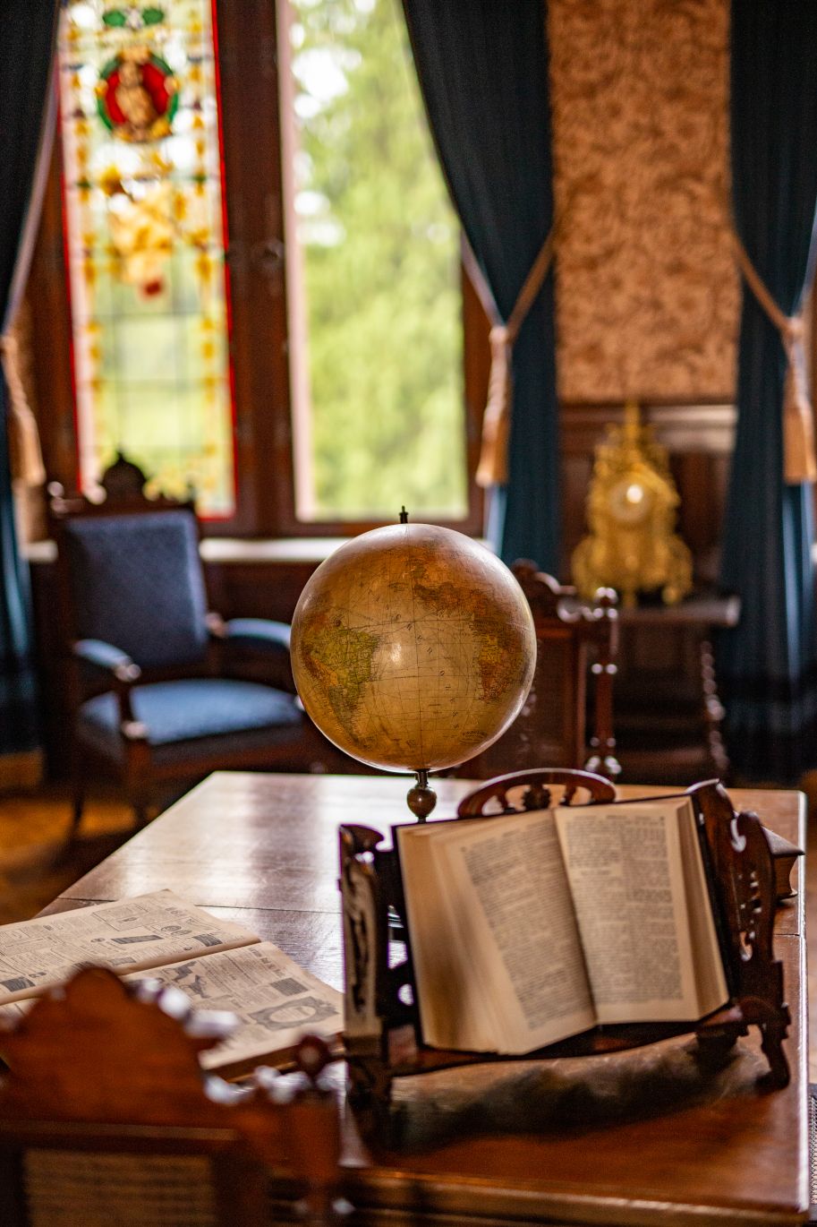 The typical upper middle-class interior of the Wilhelminian era can be seen at Drachenburg Castle