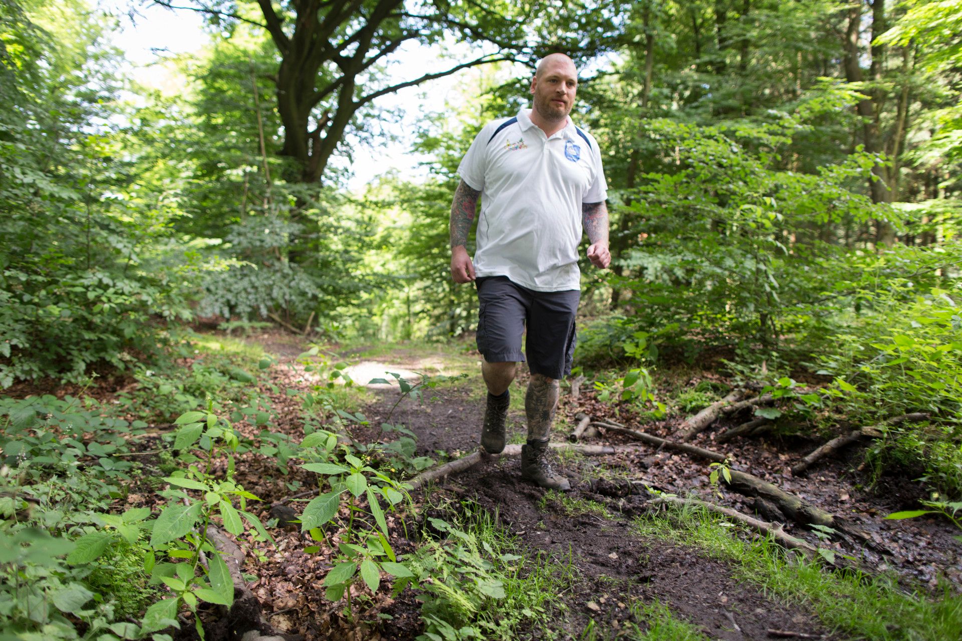 Marcel Lossie in einem Wald bei Bielefeld