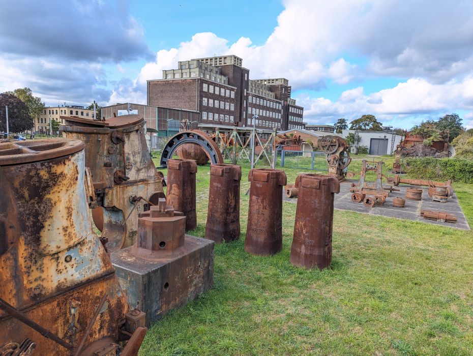 On the grounds of the Peter Behrens Building, historical machines convey individual work processes in heavy industry