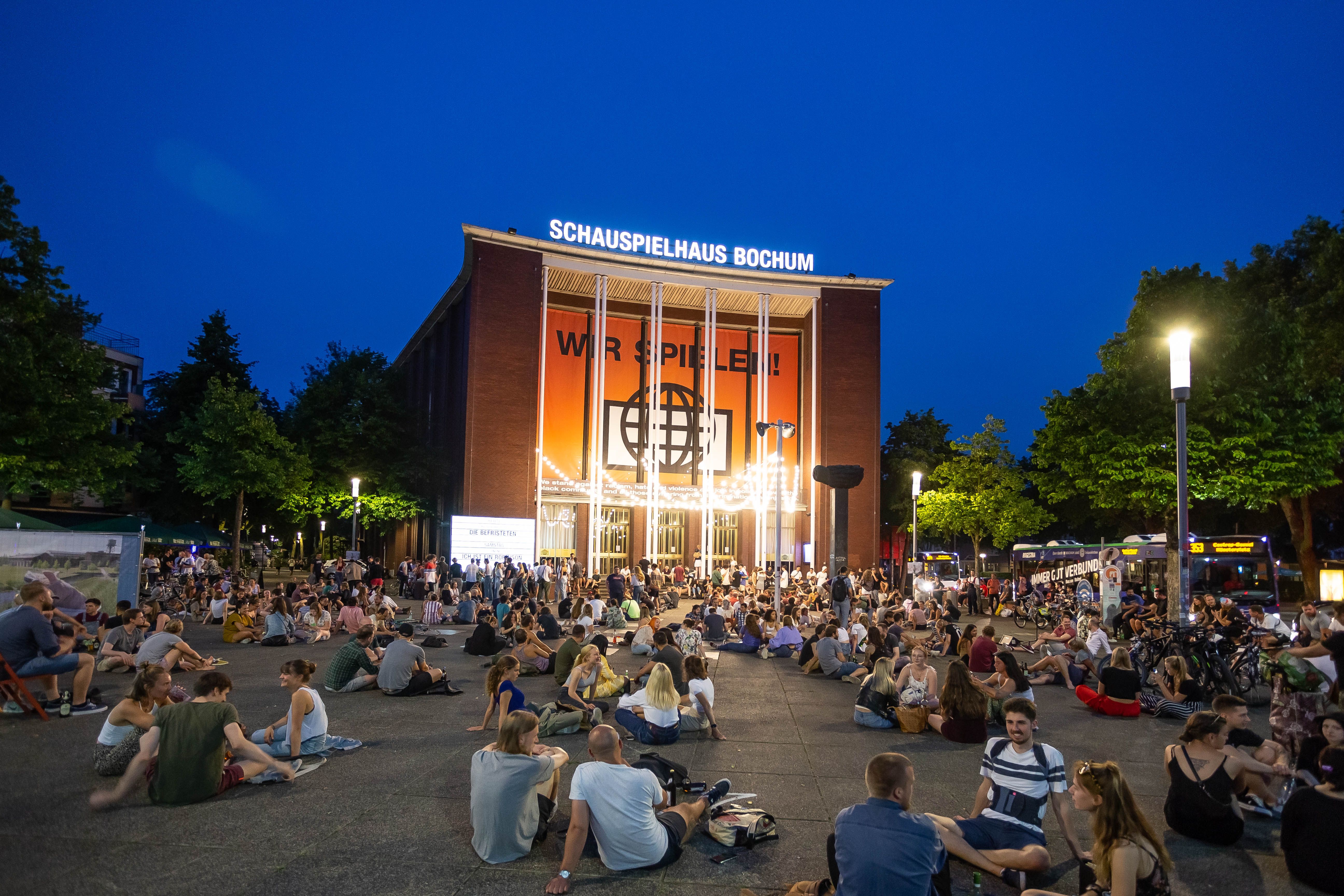 Lutz Leitmann, Stadt Bochum, Summer night in front of the Bochum theatre