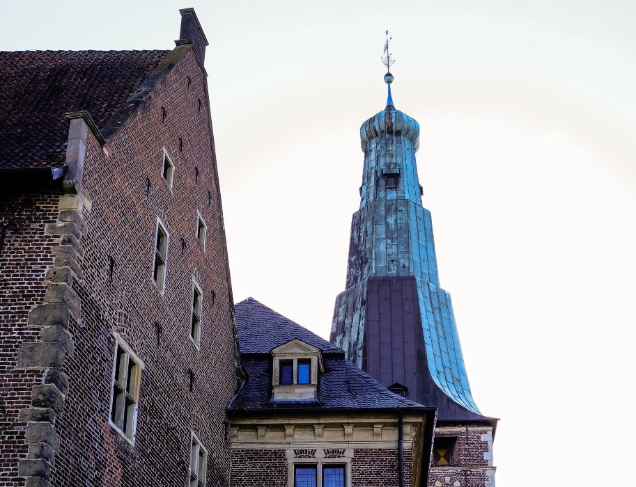 The tower of Raesfeld Castle is the highest of its kind in Westphalia. With its onion-domed roof and weather vane, it immediately catches the eye of visitors