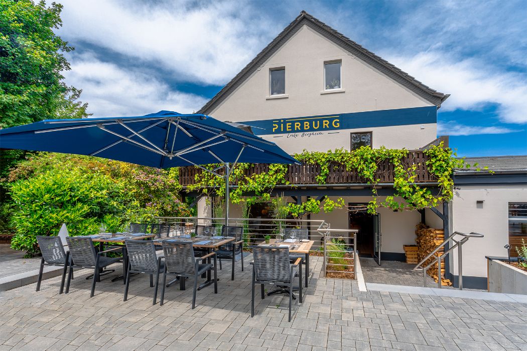 From the sun terrace, guests can enjoy a wonderful view over the landscape of the south of Essen