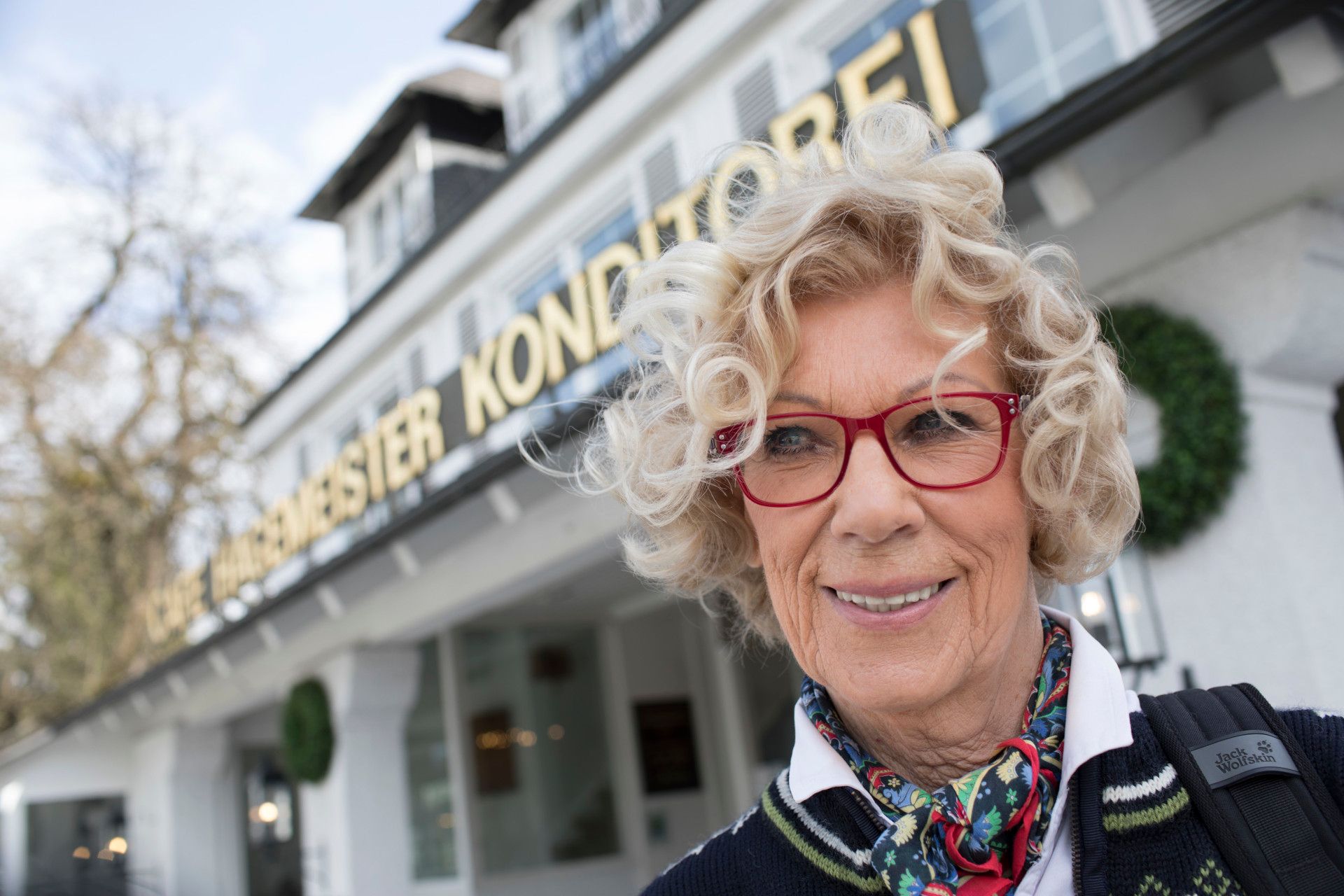 Gudrun Hagemeister vor Cafe Hagemeister im Sauerland