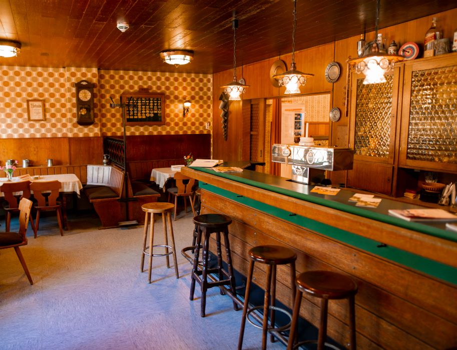 Cozy and rustic: the taproom of the Watteler restaurant in the LVR Open-Air Museum