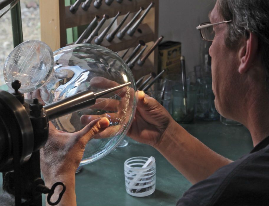 Glassmakers occasionally engrave their work in the Gernheim glassworks