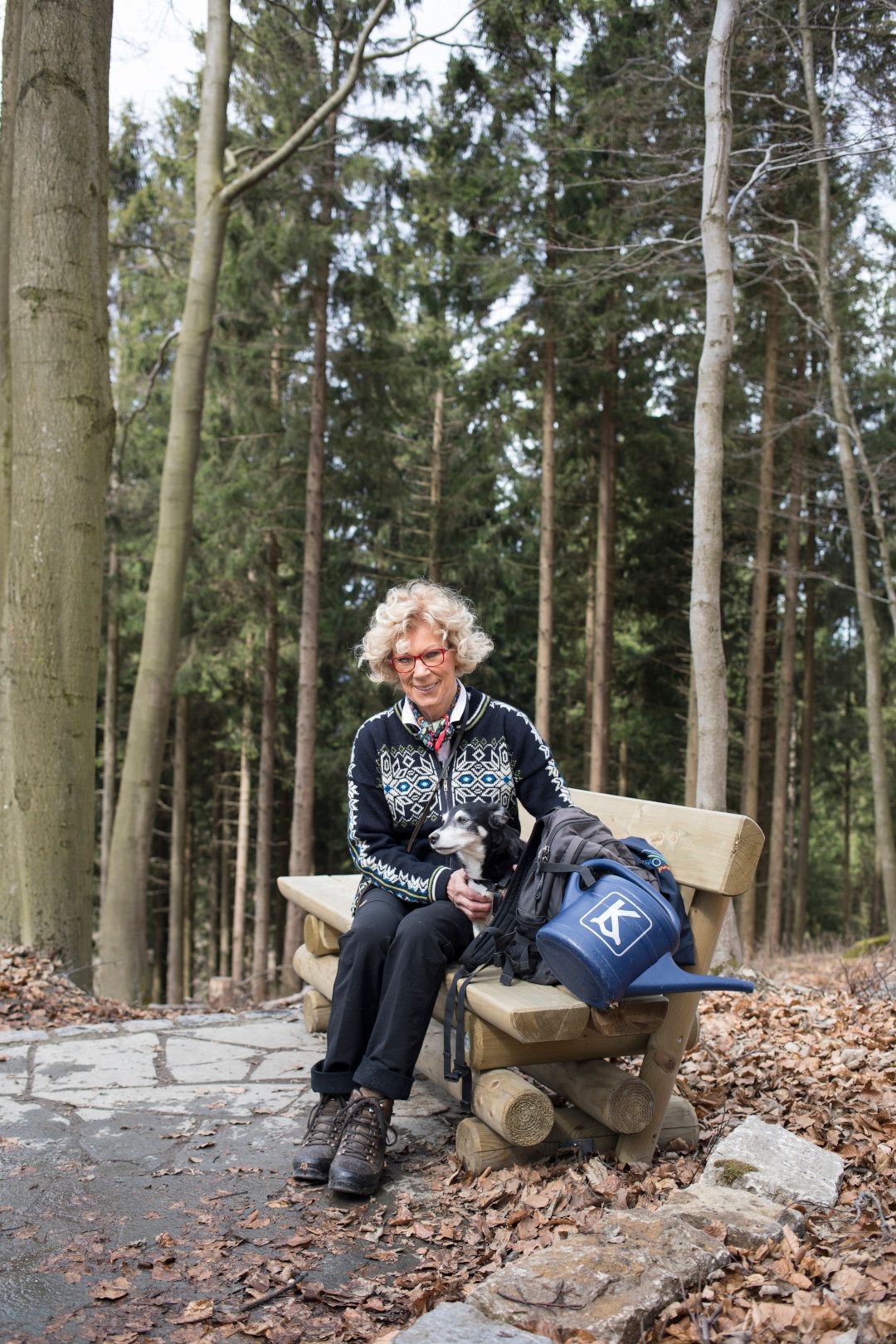 Ralph Sondermann, Tourismus NRW e.V., Gudrun Hagemeister auf Bank in Wald im Sauerland