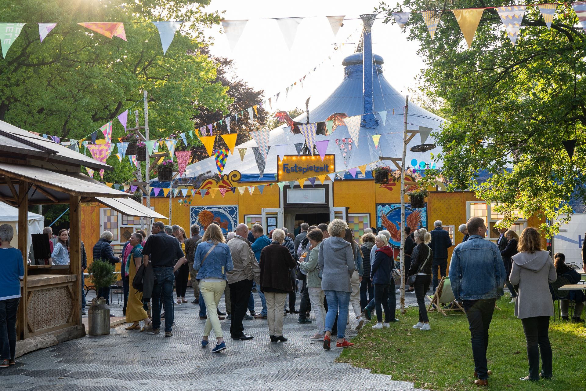 The festival tent develops into a lively meeting place over the course of the festival