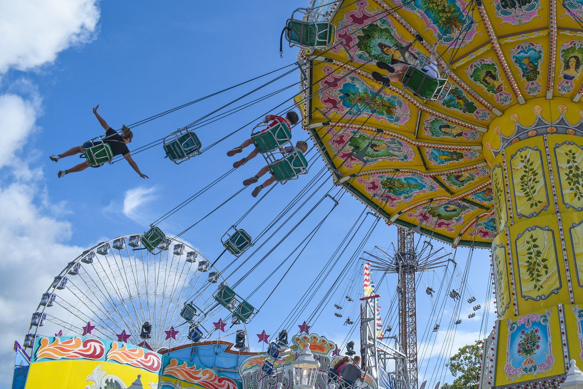 The chain carousel delights young and old at Pützchens Markt