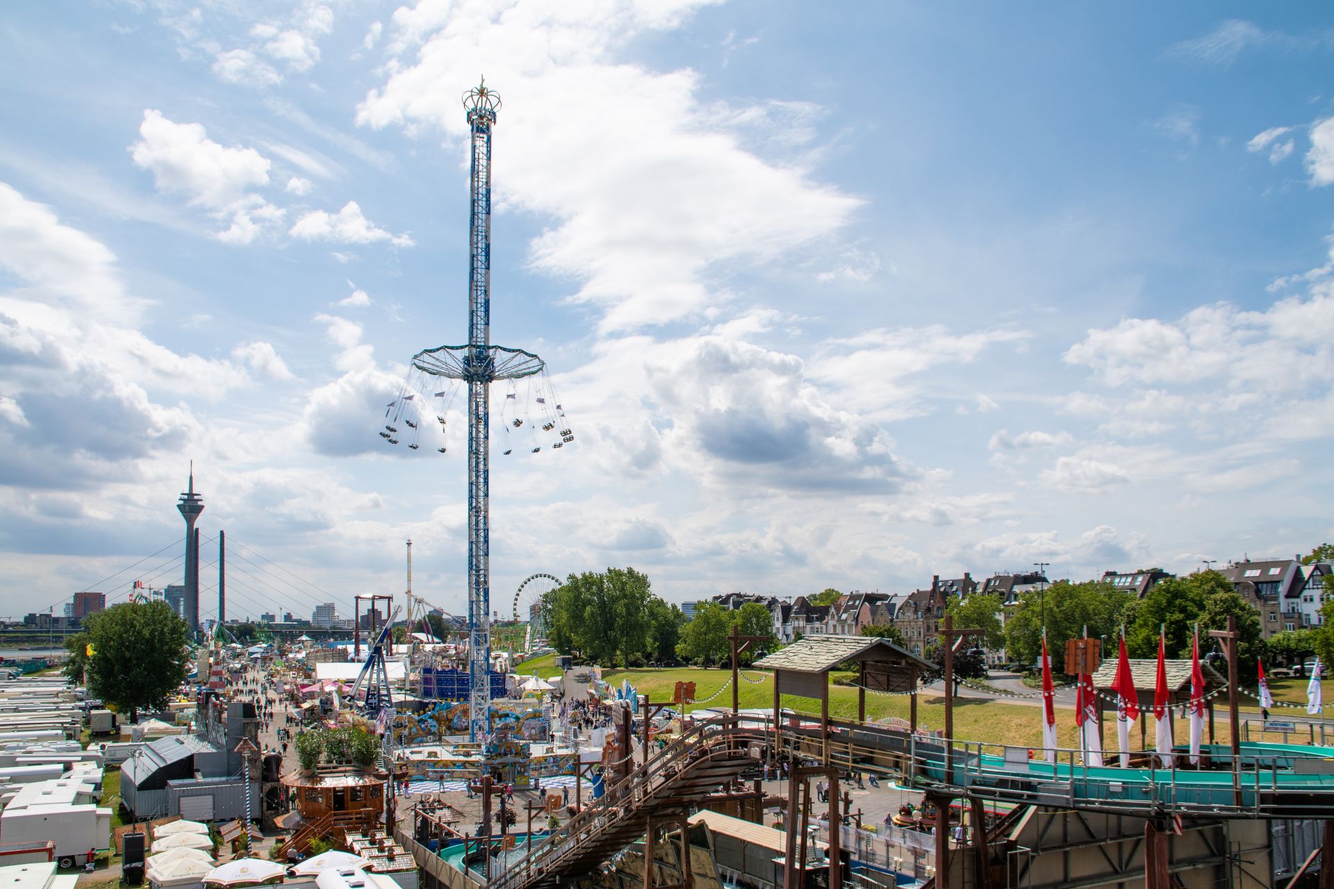 The rides at the Rheinkirmes Düsseldorf range from the rollercoaster to the chain carousel and the Ferris wheel