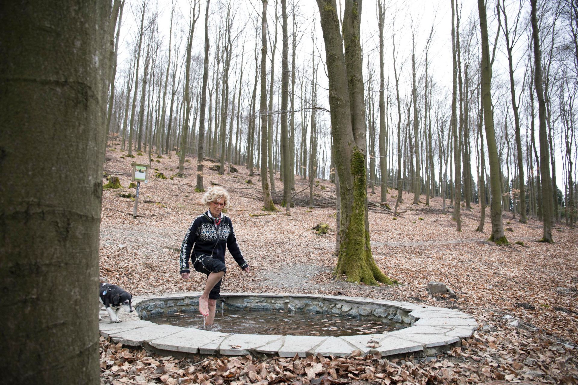 Gudrun Hagemeister in Tretbecken Aencherquelle im Sauerland 