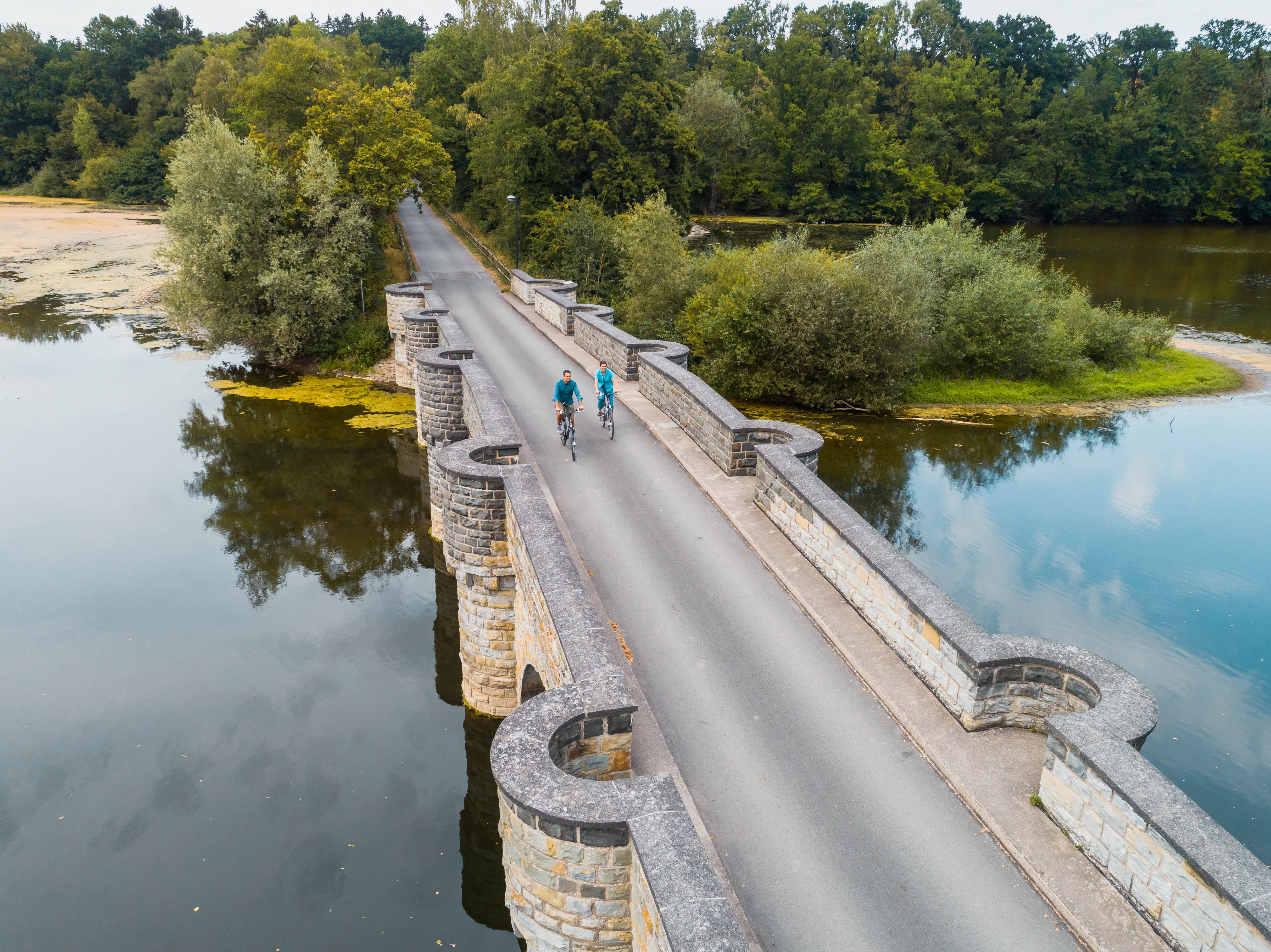 Tourismus NRW e.V., Radweg auf Kanzelbrücke Möhnesee