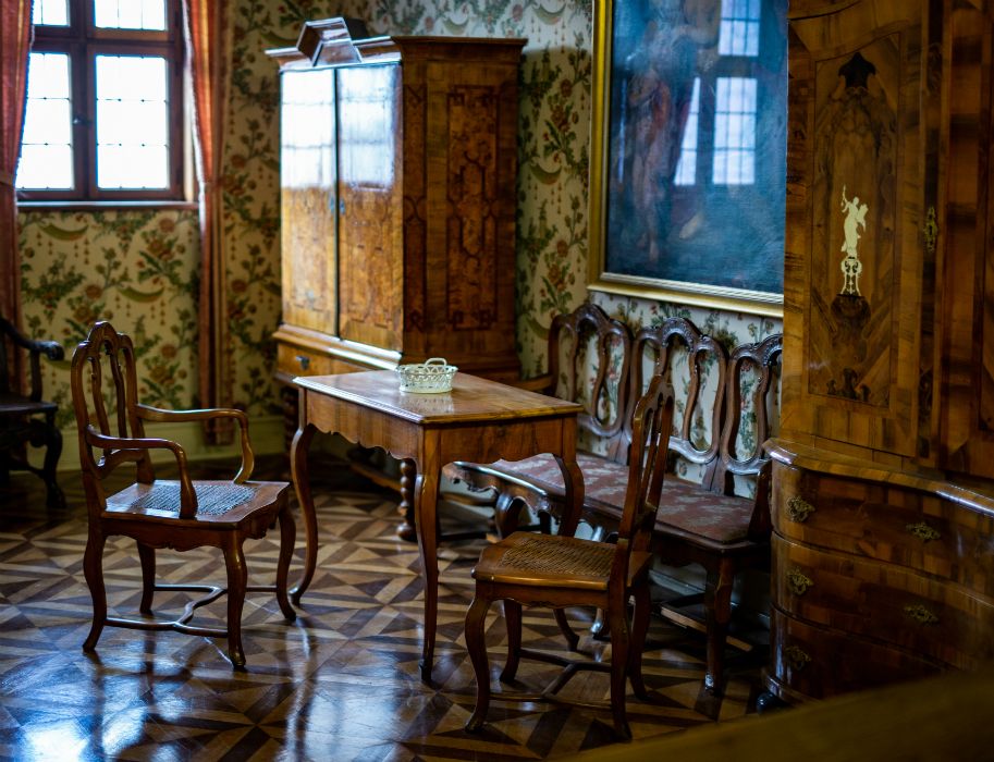 Historical furniture shows living conditions from the 16th to 19th century