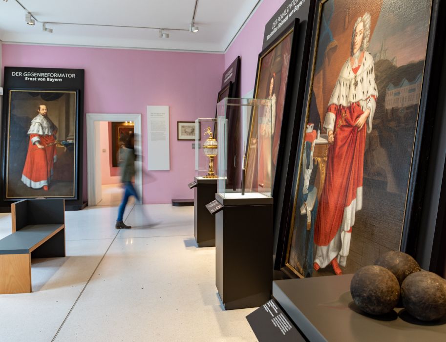 The Elector's Room in the permanent exhibition with life-size portraits