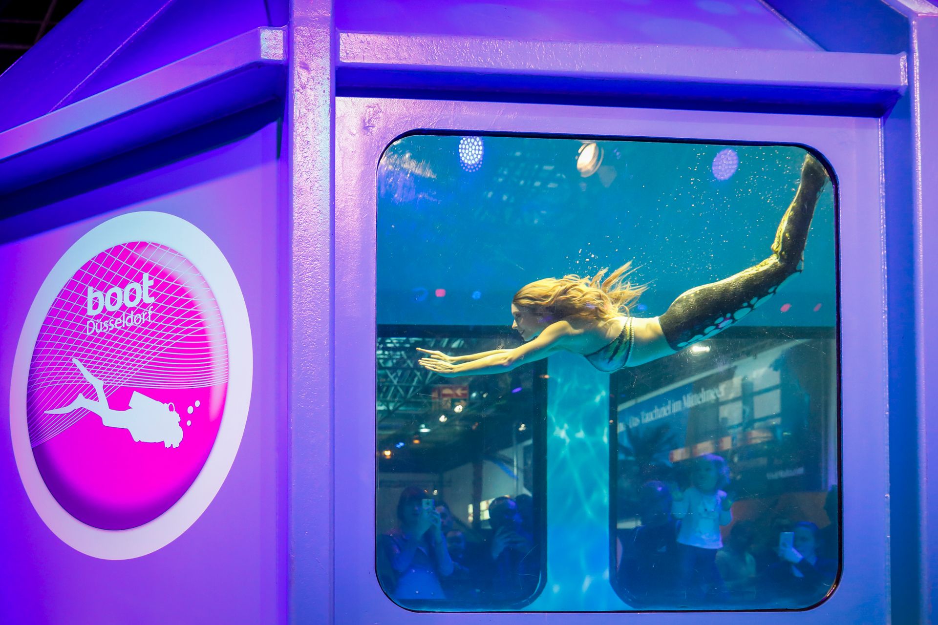 In addition to classic water sports, guests at the boot Düsseldorf trade fair can dive with a mermaid fin