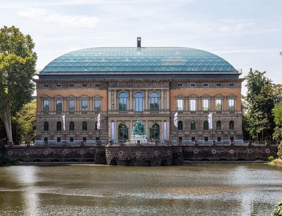 Under the glass dome of the former North Rhine-Westphalian state parliament, the K21 offers space for exciting temporary exhibitions as a place for artists