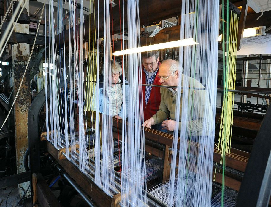 At the looms of the weaving mill, guests can see how fabrics for cloths and tablecloths are made