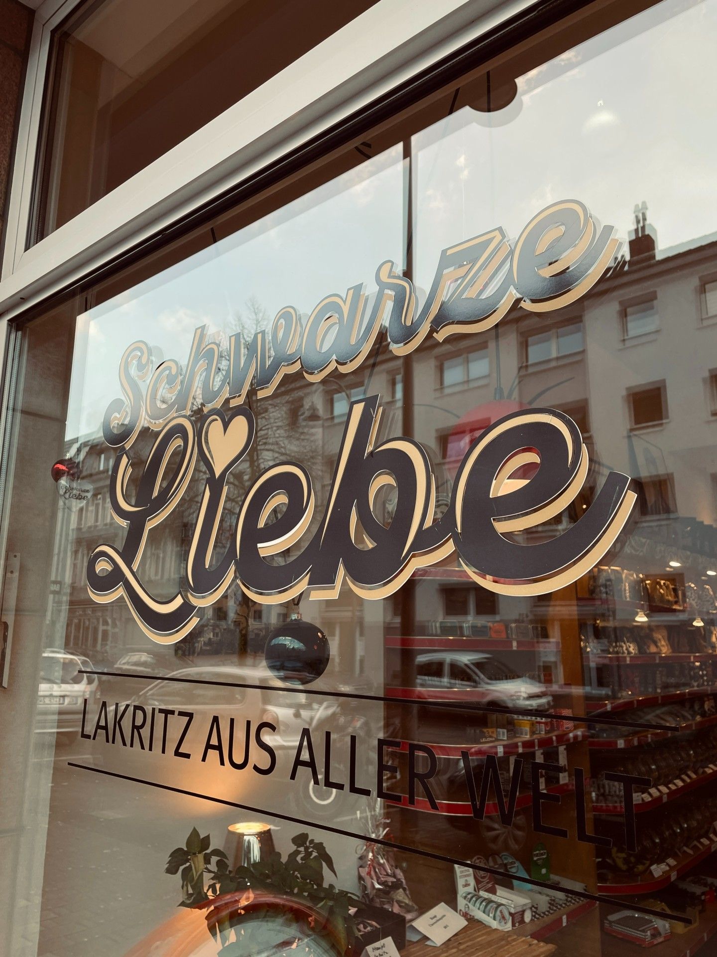 Schaufenster des Lakritz-Ladens "Schwarze Liebe" in Köln-Ehrenfeld