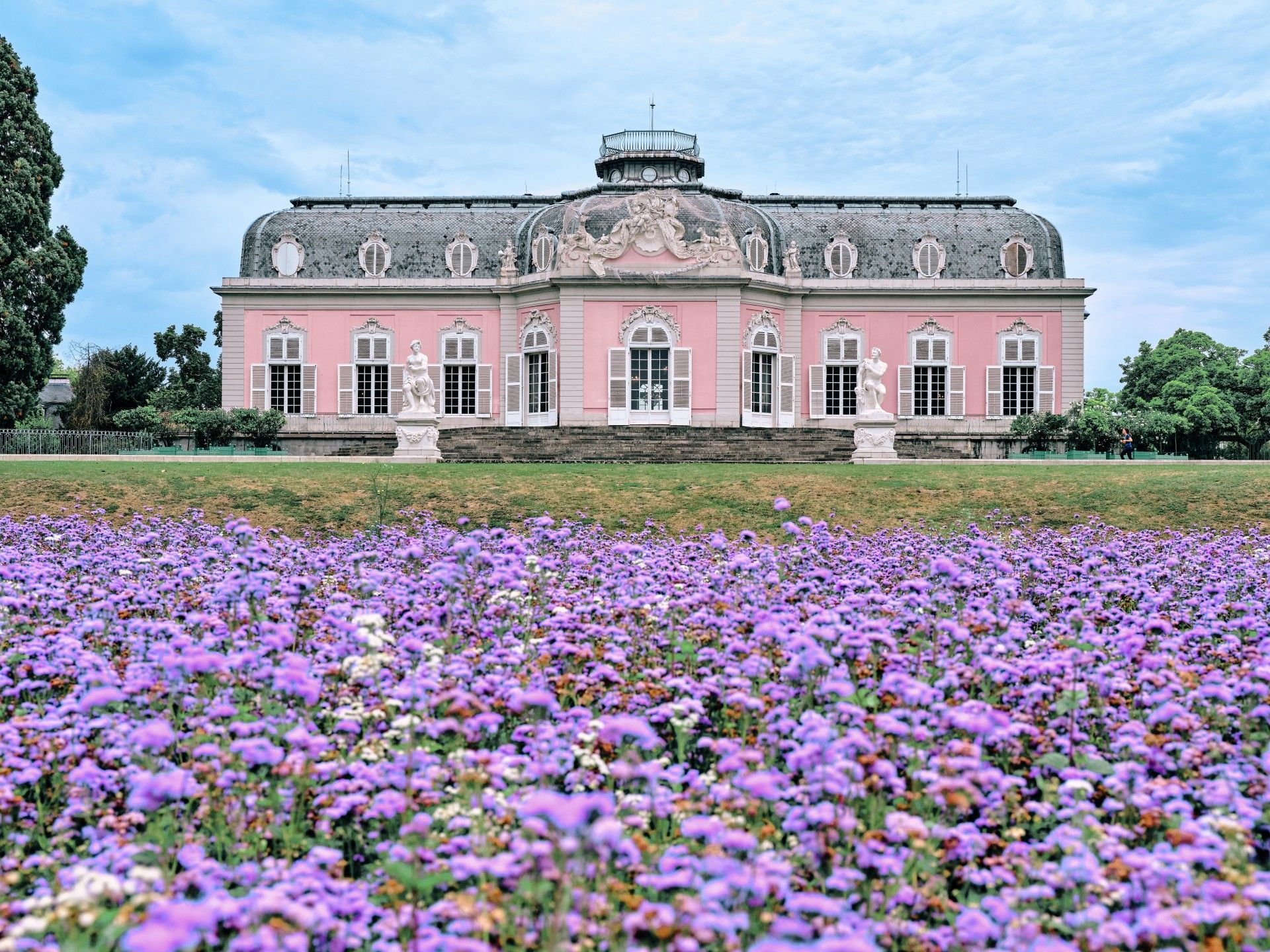 Schloss Benrath mit Blumenbeet im Vordergrund