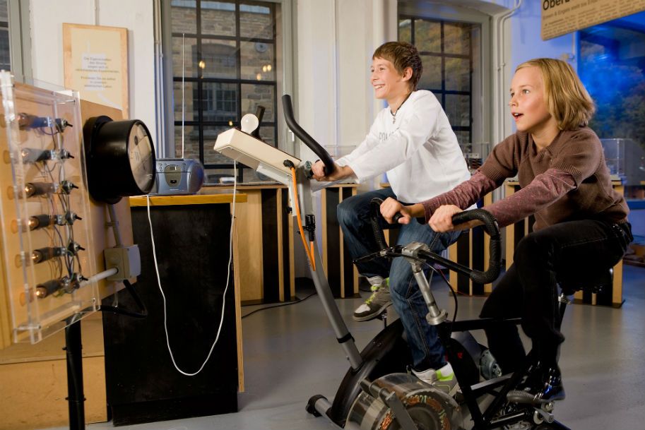 On the electric bike, guests can experience under their own steam how electricity is generated, how it changes work and what significance it has for the office and household