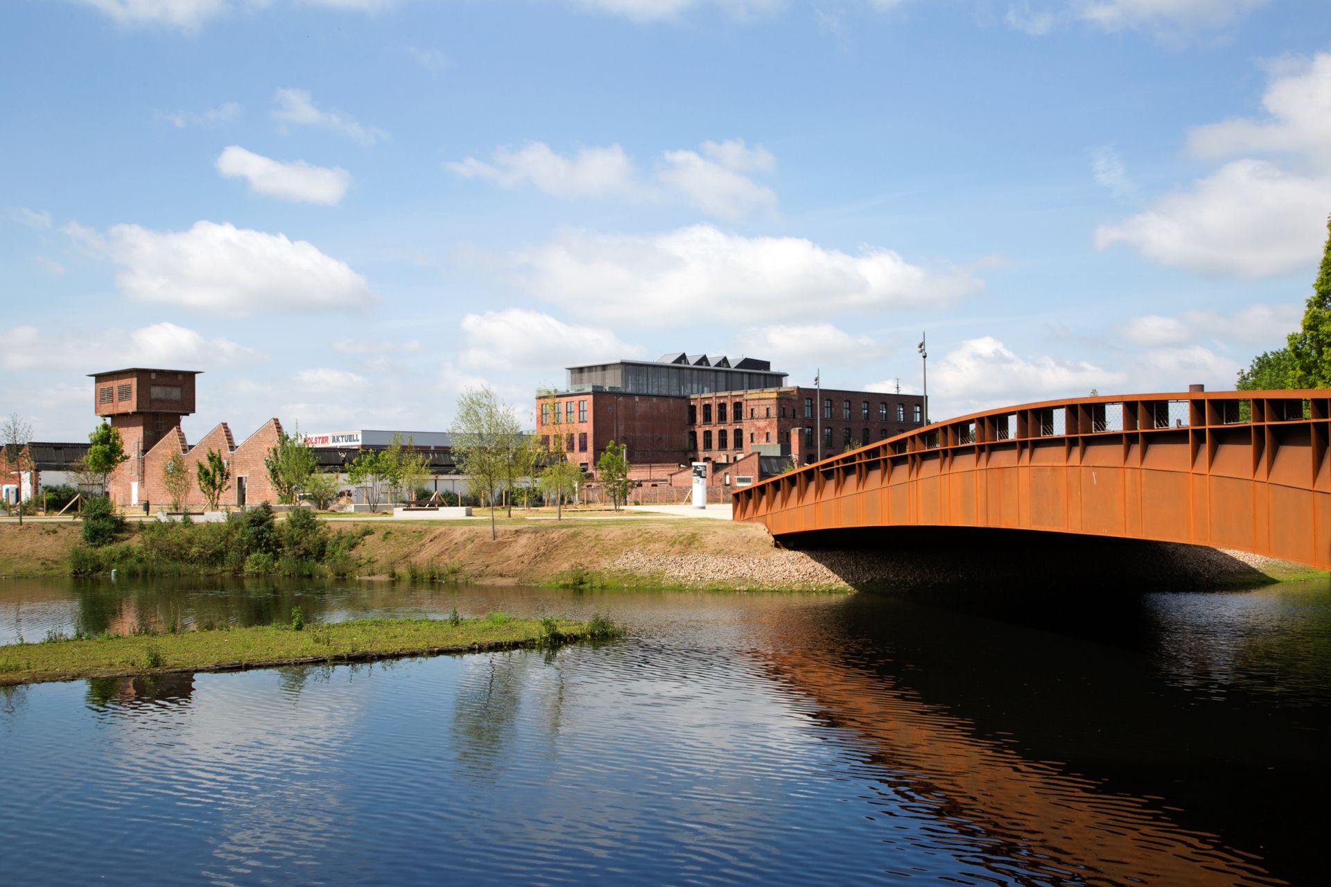 From the banks of the Aa, travelers can already take a look at the spinning mill of the LWL-Museum Textilwerk Bocholt