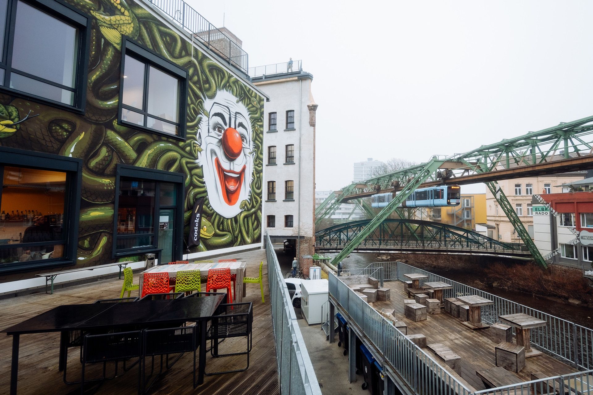 Façade with clown from the Büro für Gewohnheitstiere in Wuppertal