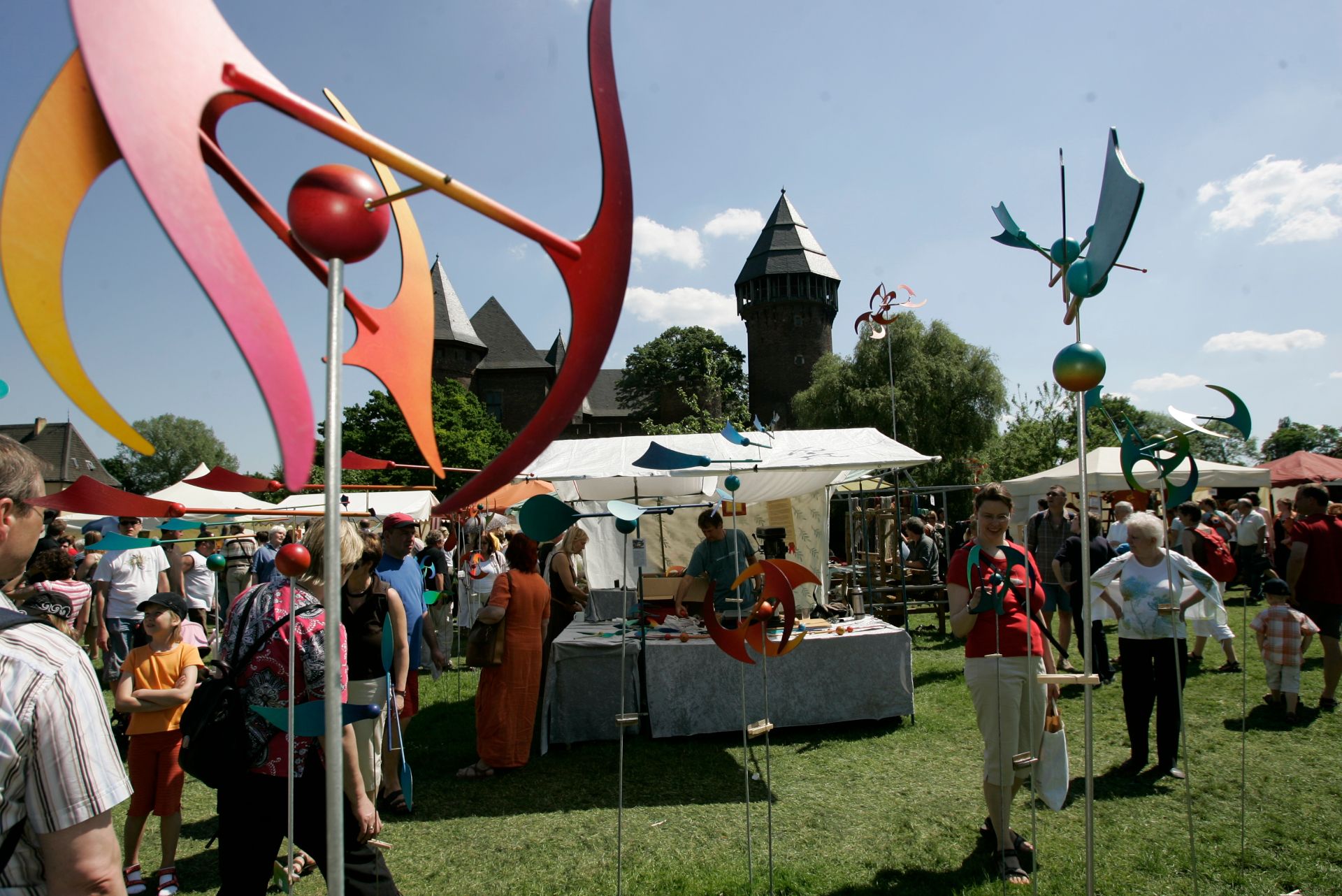 There is hustle and bustle everywhere at the flax market. Some guests take a wind chime for their garden at home