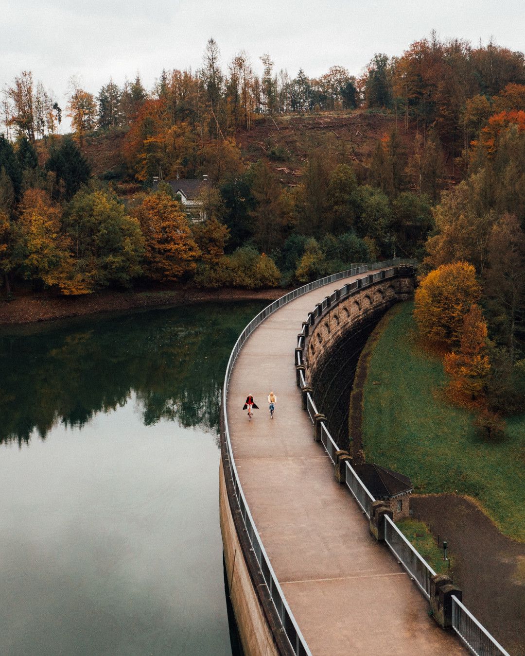 Radtour auf dem Staudamm der Lingesetalsperre