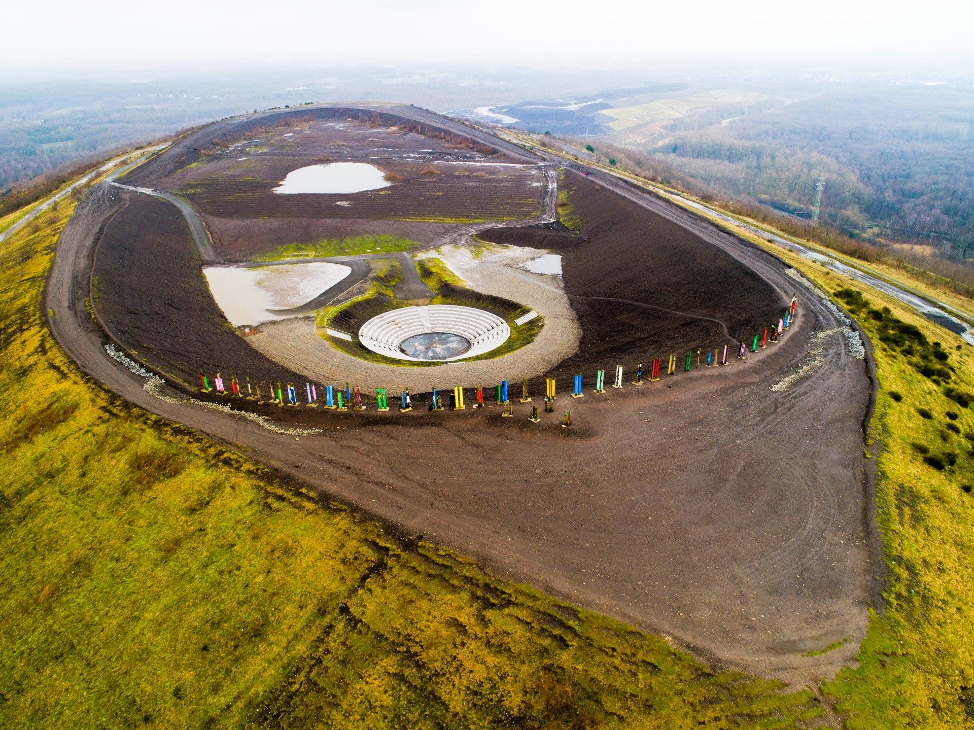 Auf der Halde Haniel in Bottrop finden Gäste das Kunstwerks Totems von Agustin Ibarrola und ein Amphitheater für Veranstaltungen vor