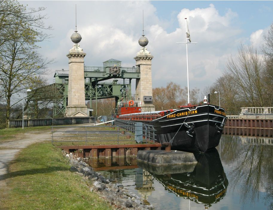 The ship Franz-Christian is moored in front of the LWL-Museum Henrichenburg boat lift