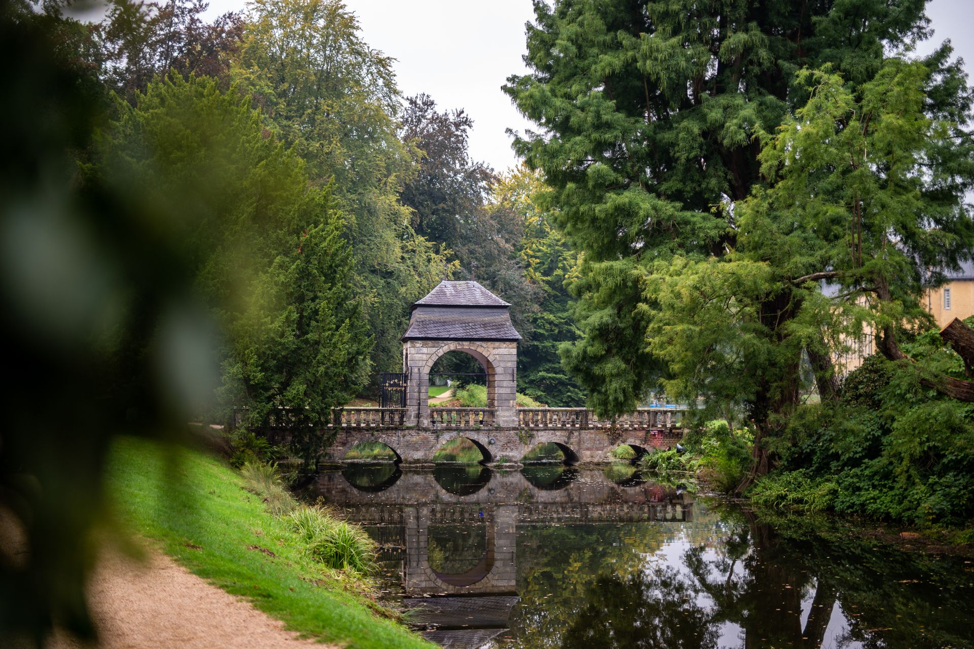 Die Barockbrücke ist im Park Schloss Dyck ein beliebtes Fotomotiv