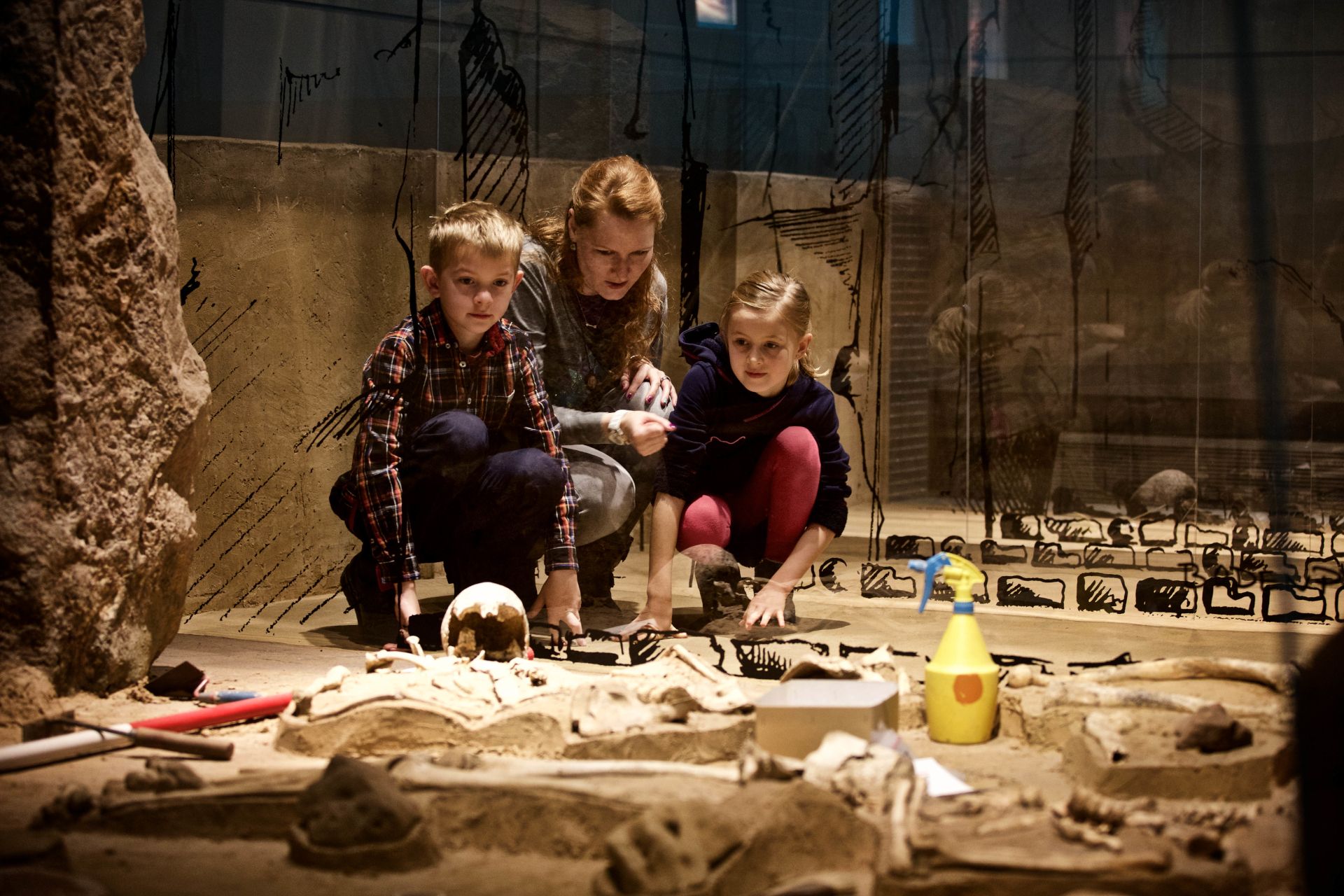 Gäste gehen im LWL-Museum für Archäologie und Kultur auf Spurensuche im inszenierten Großsteingrab