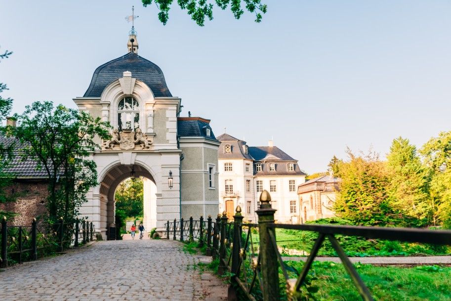 Through the entrance portal, the path leads across the inner courtyard to the main castle