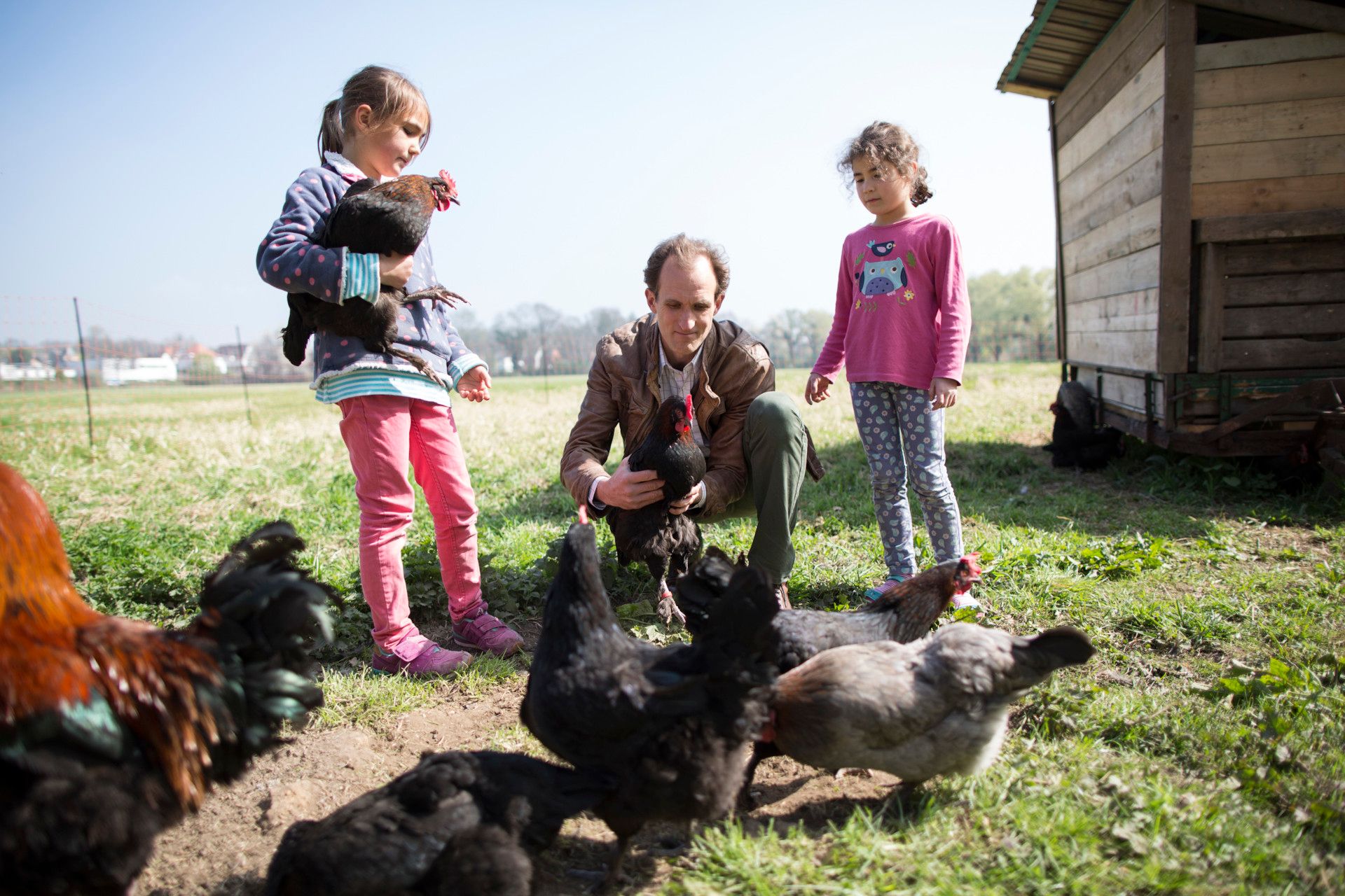 Tourismus NRW e.V., Ralph Sondermann, Severin von Hoensbroech mit Kindern und Hühnern, Rhein-Erft-Kreis