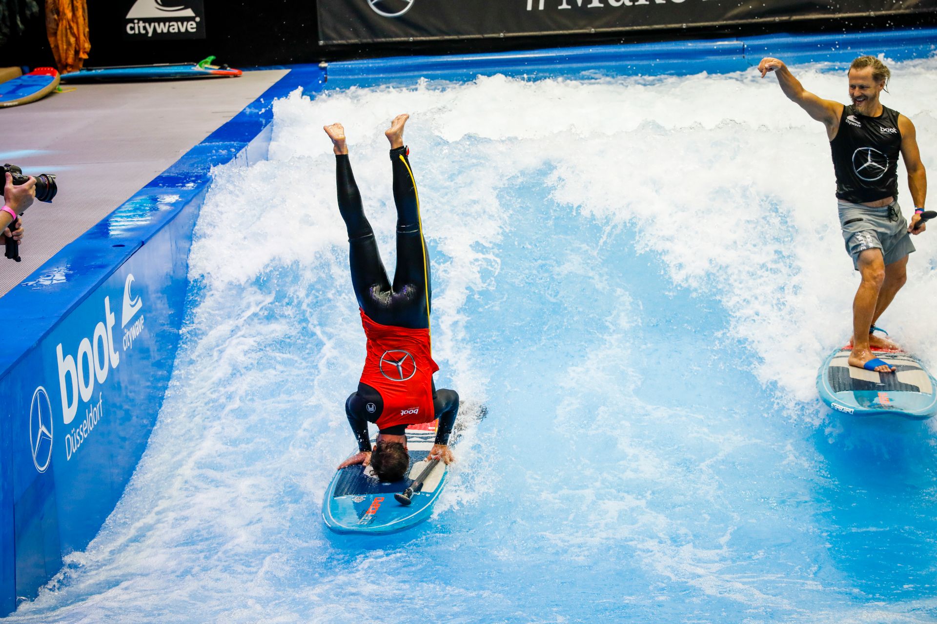 Surfing and stand-up paddling are among the trend sports that interested visitors can try out at the boot Düsseldorf trade fair