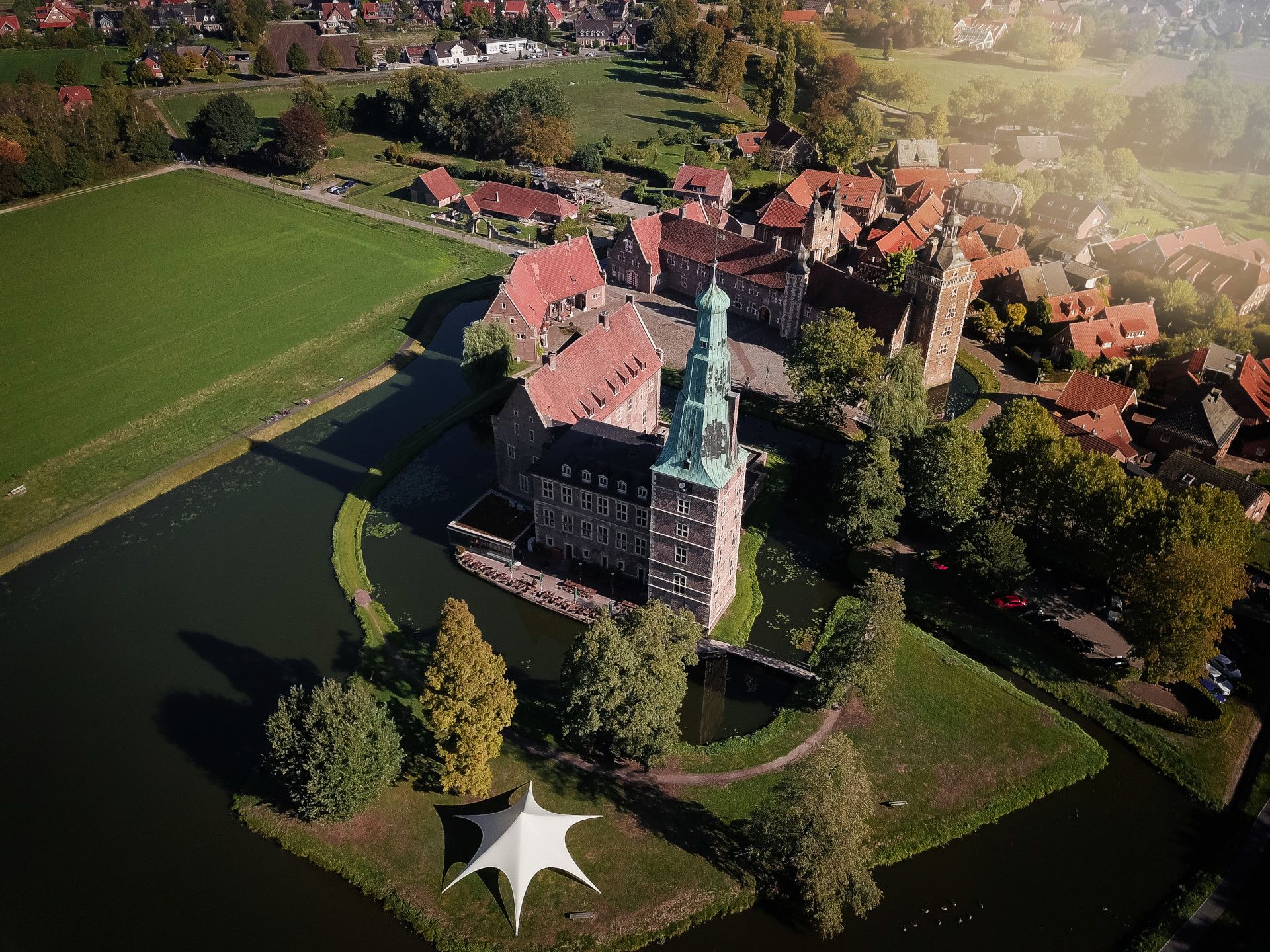 Tourismus NRW e.V., Schloss Raesfeld Vogelperspektive Rückseite Schloss