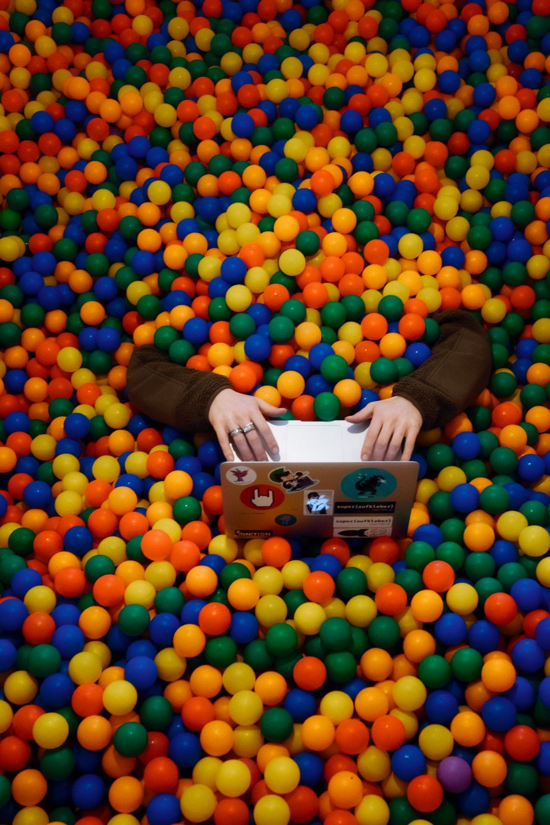 Hands in ball pool with laptop in super7000, Düsseldorf