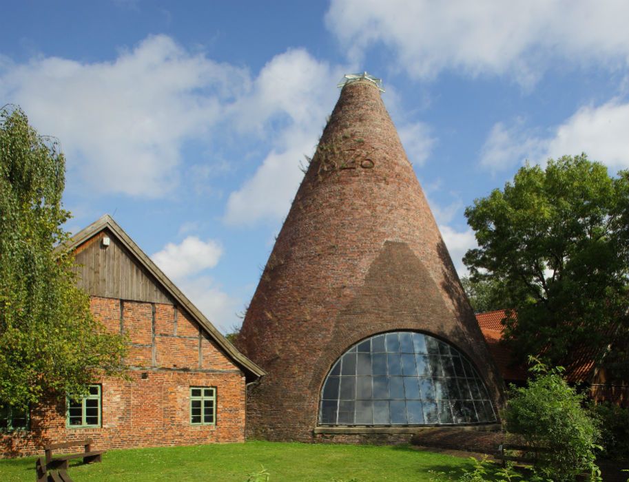 At the LWL Museum Glashütte Gernheim, glassmakers today make glasses and bottles with the pipe as they did 100 years ago