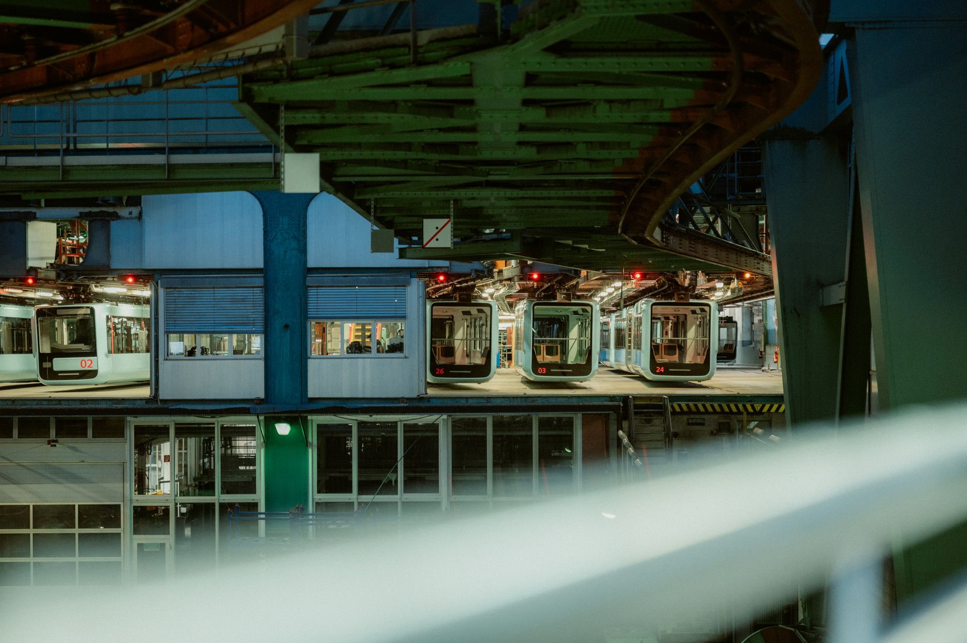 Im Bahnhof der Schwebebahn warten die Züge auf ihren Einsatz