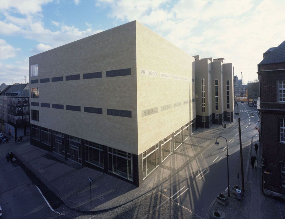 The Cologne architect Oswald Mathias Ungers designed the Wallraf-Richartz Museum building in Cologne's old town