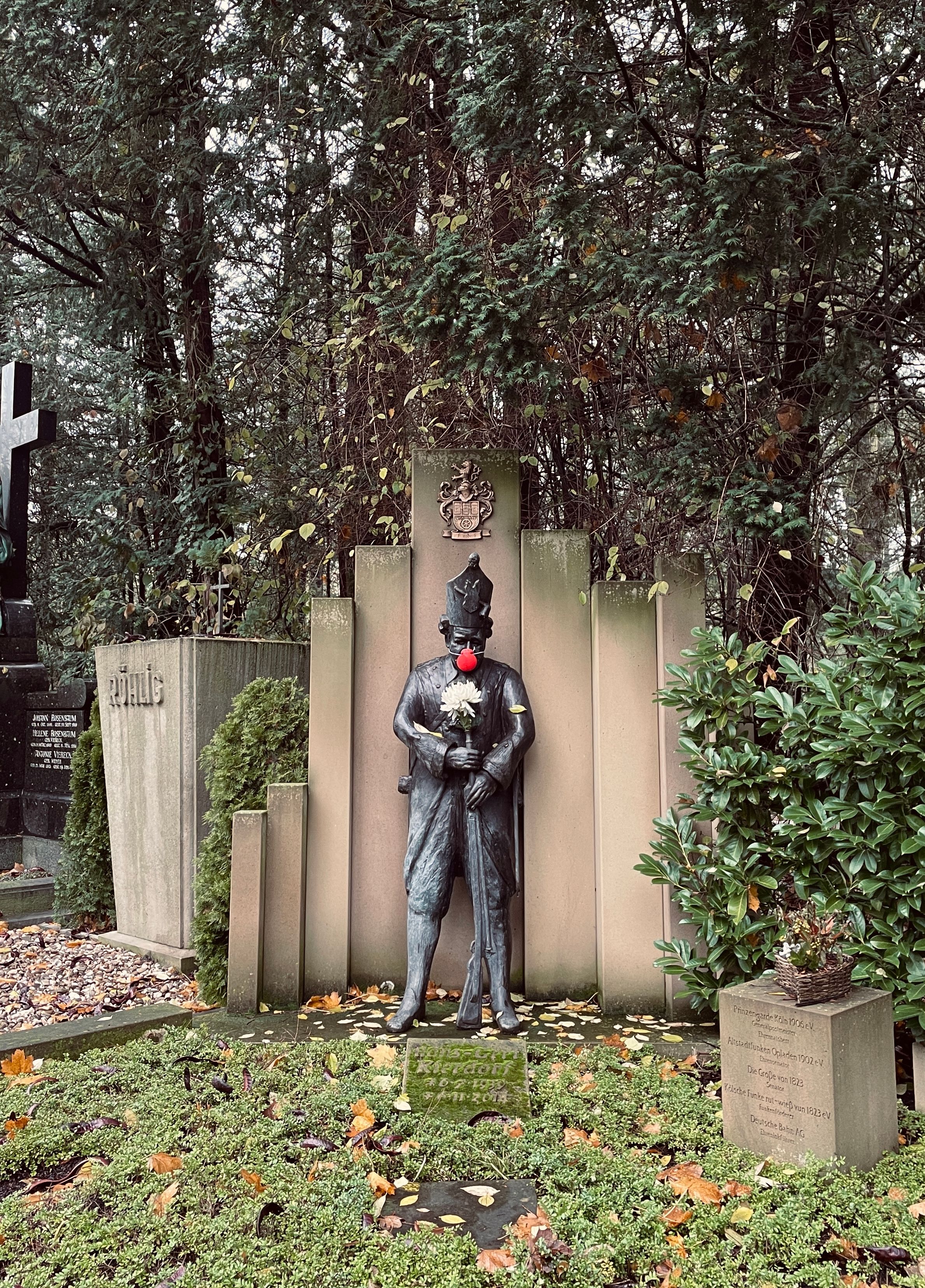 Auf dem Melaten-Friedhof in Köln findet sich diese Grab-Statue eines Karnevelsmajors mit roter Nase.