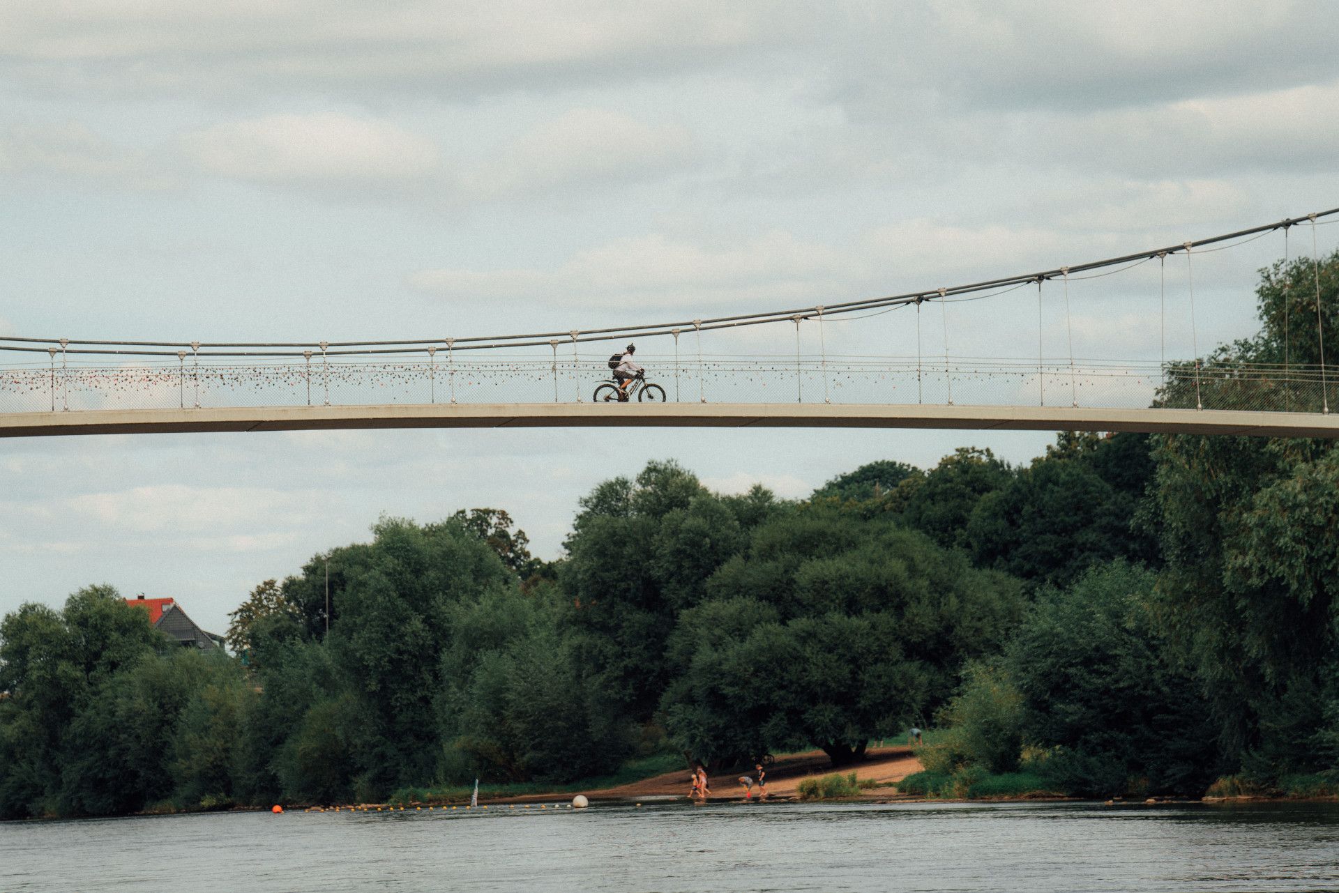 Radfahrende auf der Glacisbrücke in Minden