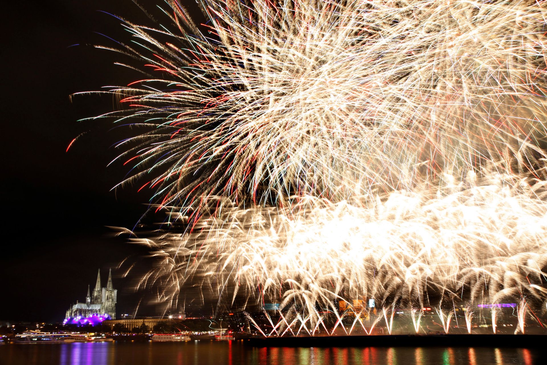 The fireworks are set off exactly to the music of the Cologne Lights