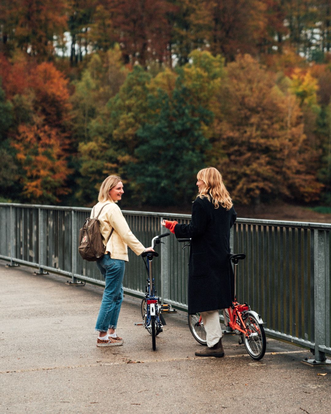 Radfahrer*innen auf Lingetalsperre