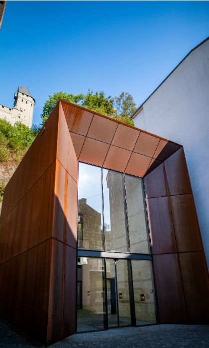 The path leads through the entrance portal to the adventure elevator that takes you up to the castle