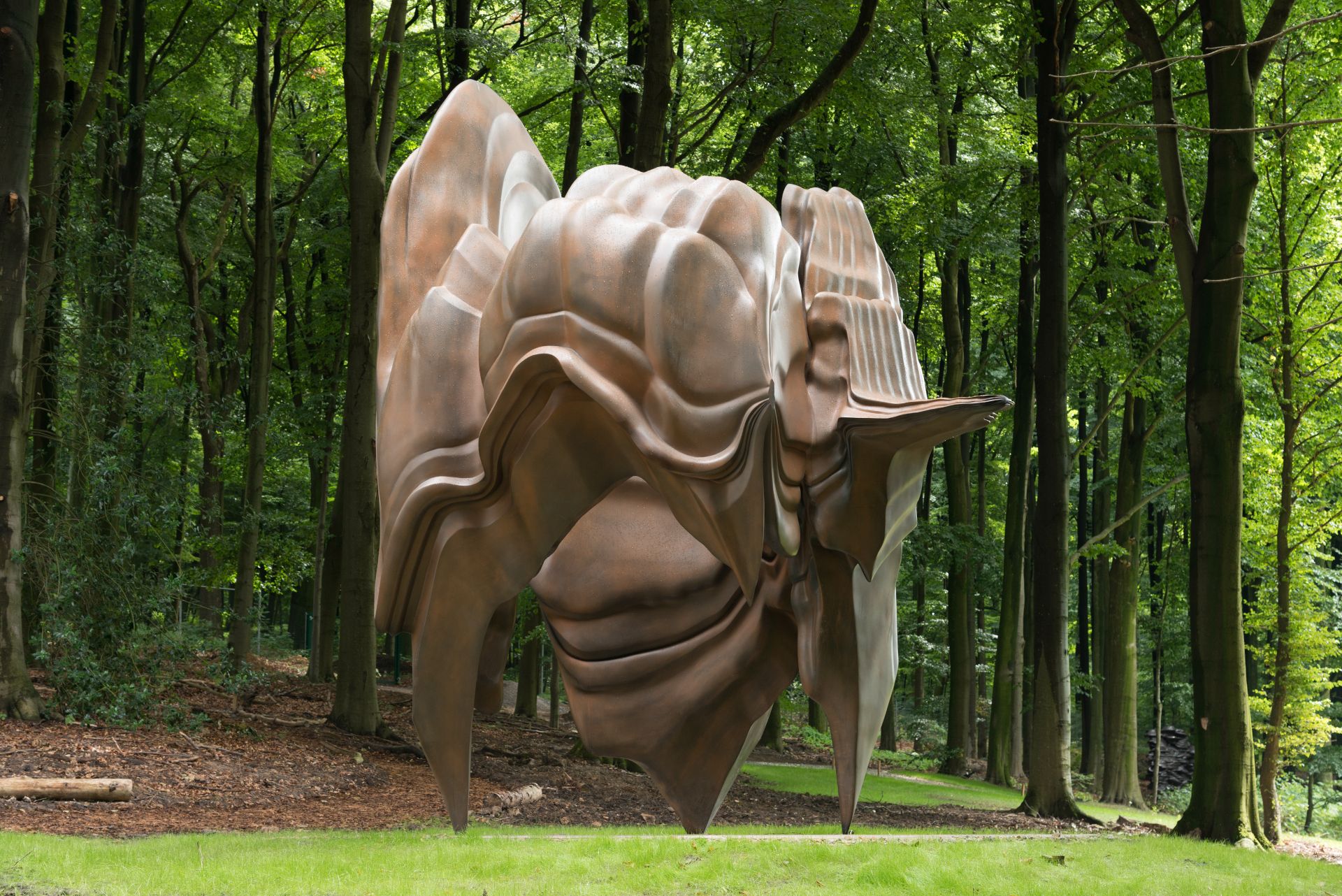 Tony Cragg, VG Bild-Kunst Bonn 2024, Foto Michael Richter, Die Skulptur Caldera von Tony Cragg ist ein Hingucker im Skulpturenpark Waldfrieden