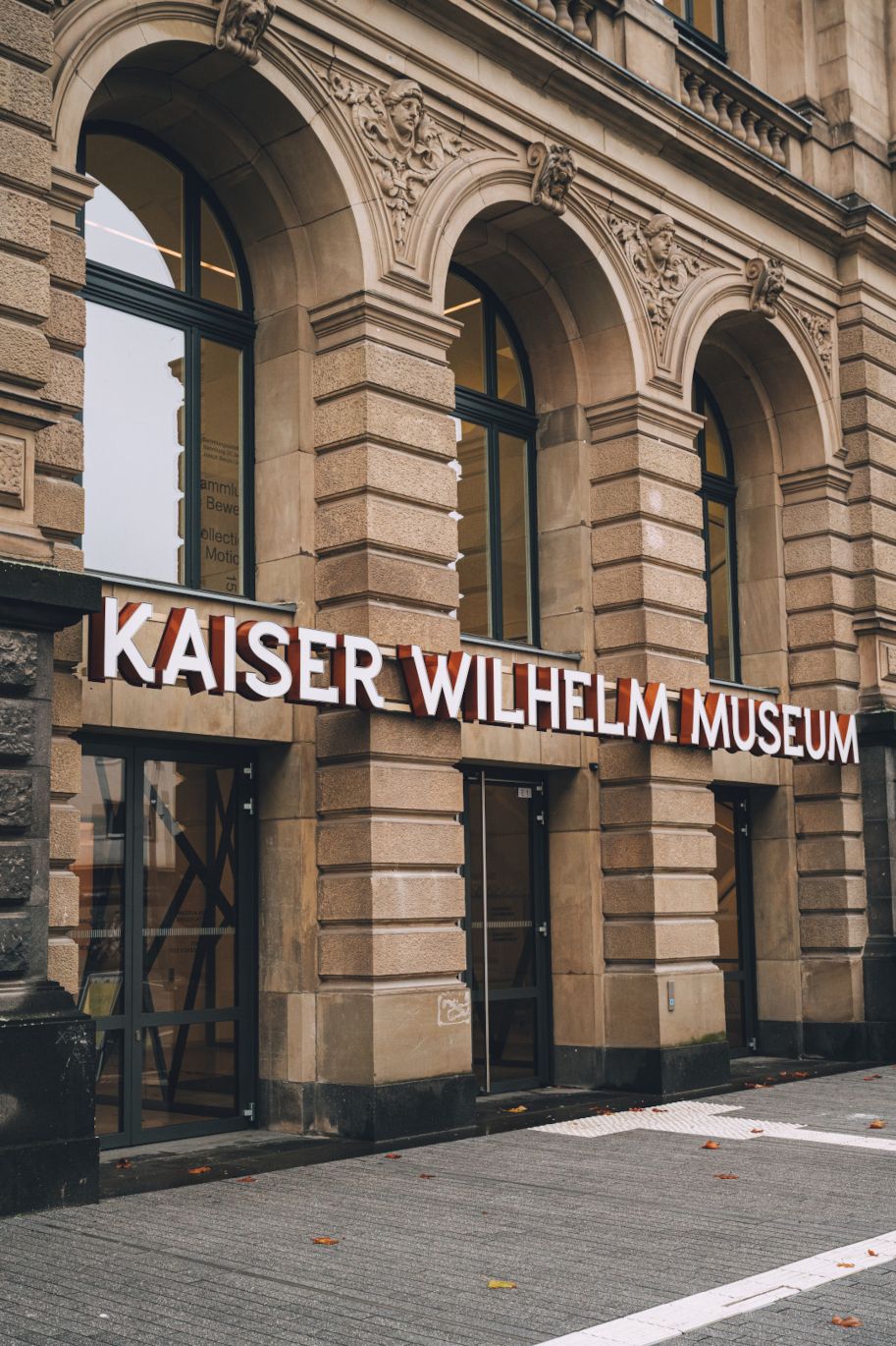 The Kaiser Wilhelm Museum building is well worth seeing: an imposing, open, three-winged building from the 19th century, set around a sculpture courtyard