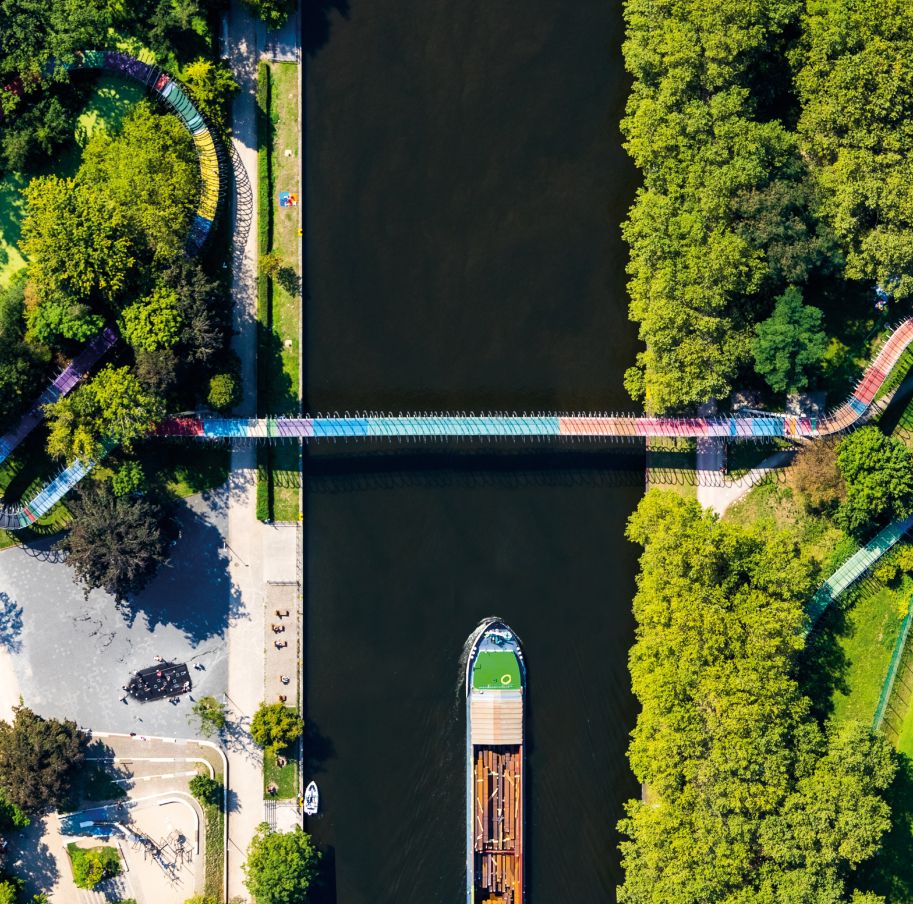 The bridge sculpture Slinky Springs to Fame is located in the Kaisergarten, just a few meters from Oberhausen Palace and the Gasometer Oberhausen