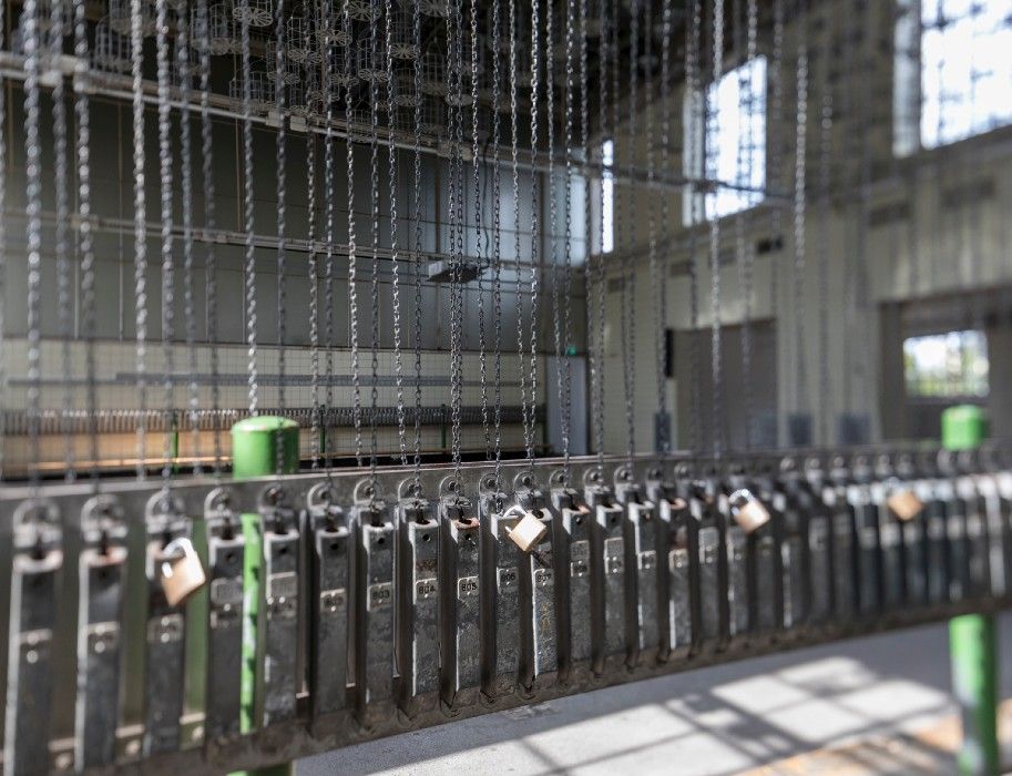 Miners used to change their clothes in the washing room of the Hansa coking plant. Today, guests can explore the rooms