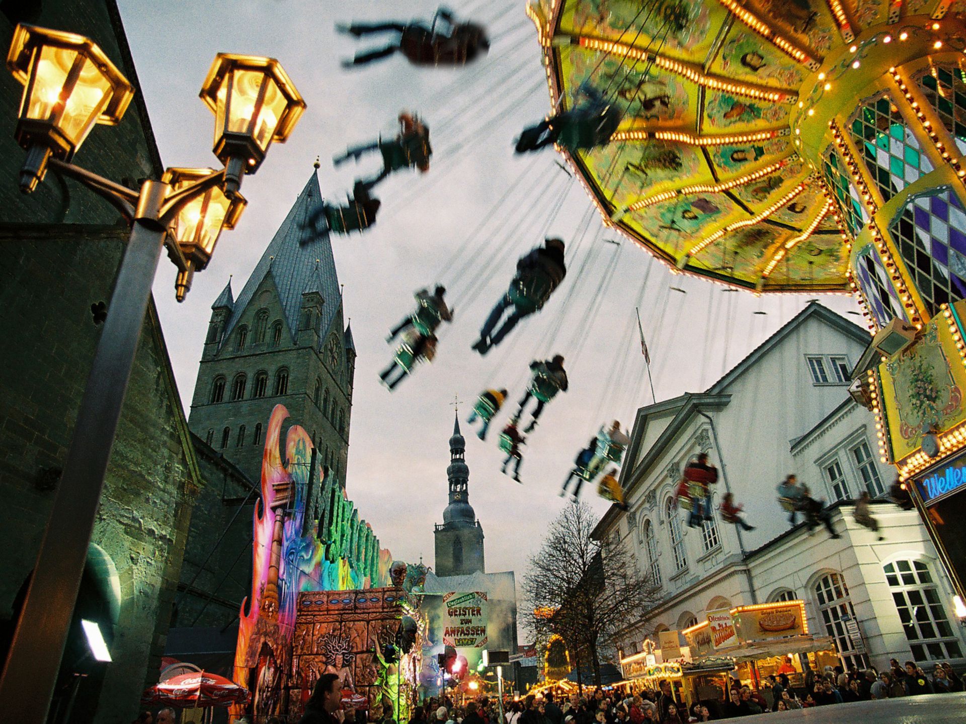 From the chain carousel, passengers have a beautiful view of the buildings in Soest's old town