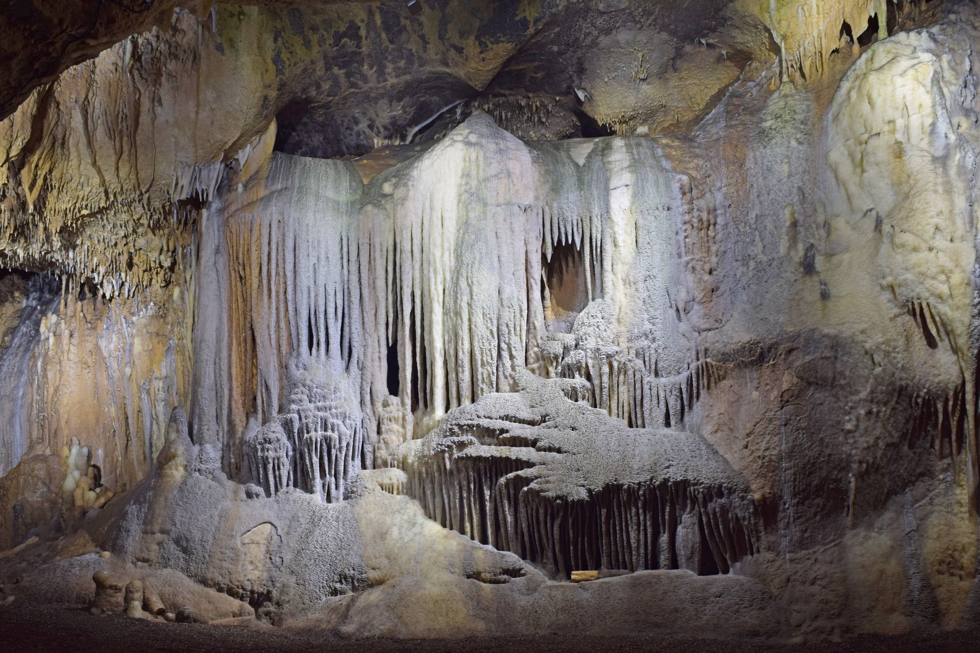 Dechenhöhle und Deutsches Höhlenmuseum, Blick in die Dechenhöhle in Iserlohn